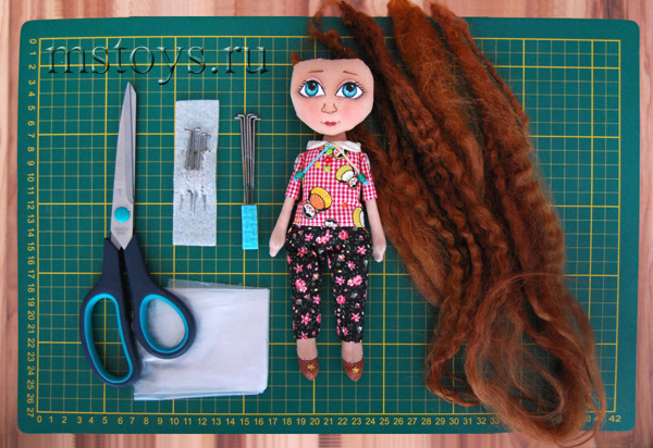 Вязаная игрушка с новой причёской. Волосы для куколки делаем из тресс.