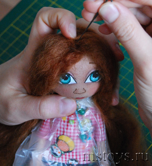 Правильный уход за волосами куклы.